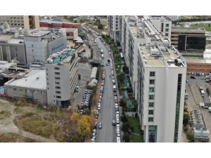 Durmak Yasak Olmasına Rağmen Caddeyi Otoparka Çevirdiler