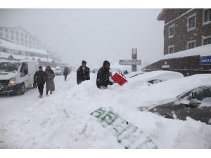 Uludağ’da Tatilciler Karlar Altında Kalan Araçlarını Böyle Aradı