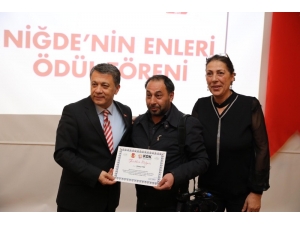 Niğde’de Yılın Enlerine Plaket