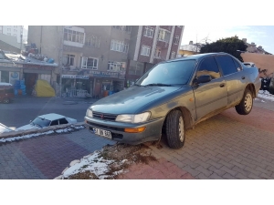 Buzlanmadan Dolayı Kayan Otomobil Duvar Üzerinde Asılı Kaldı