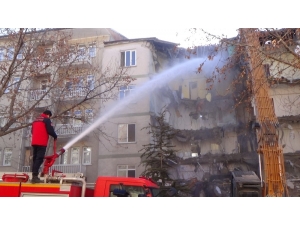 Elazığ’da Acil Yıkım Kararı Verilen Binalar Tek Tek Yıkılıyor