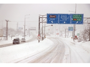 Bolu’da Yoğun Kar Yağışı Devam Ediyor
