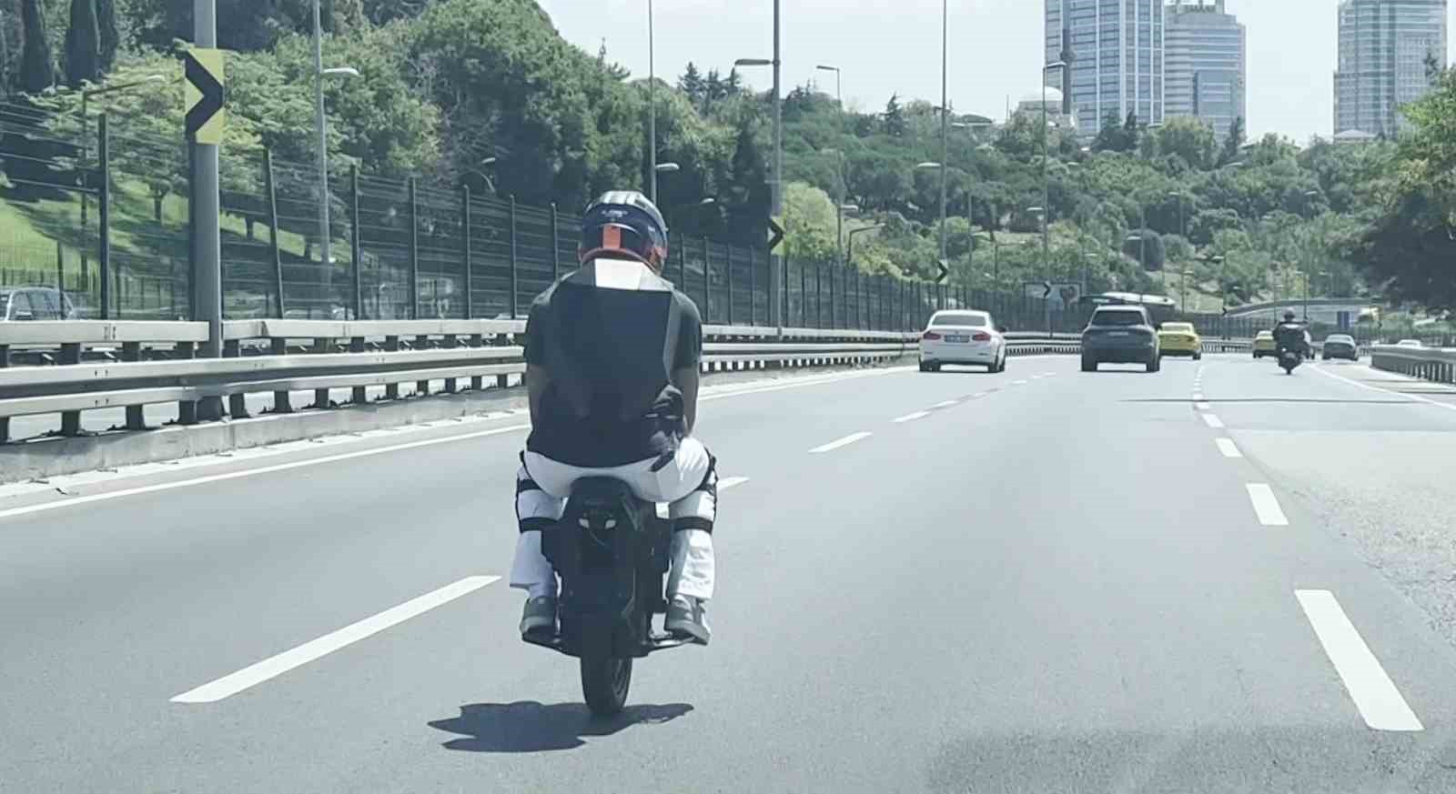 elektrikli-tek-tekerli-scooter-uzerinde-tehlikeli-yolculuk-kamerada