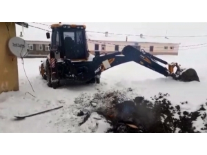 Buz Tutan Toprağı Lastik Yakarak Kazdılar