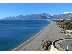 Antalya’da Hava Sıcaklığı 5 Dereceye Kadar Düştü, Sahil Ve Sokaklar Boşaldı