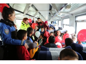 Polis Vagonlarda Kalan Depremzede Çocukları Sevindirdi