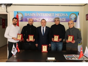 Depremde Yoğun Çalışan Gazetecilere Plaket
