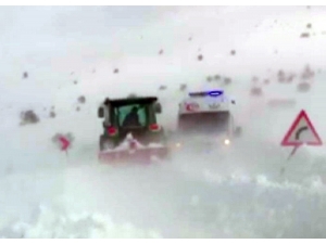 Kara Saplanan Ambulans Traktörlerle Kurtarıldı