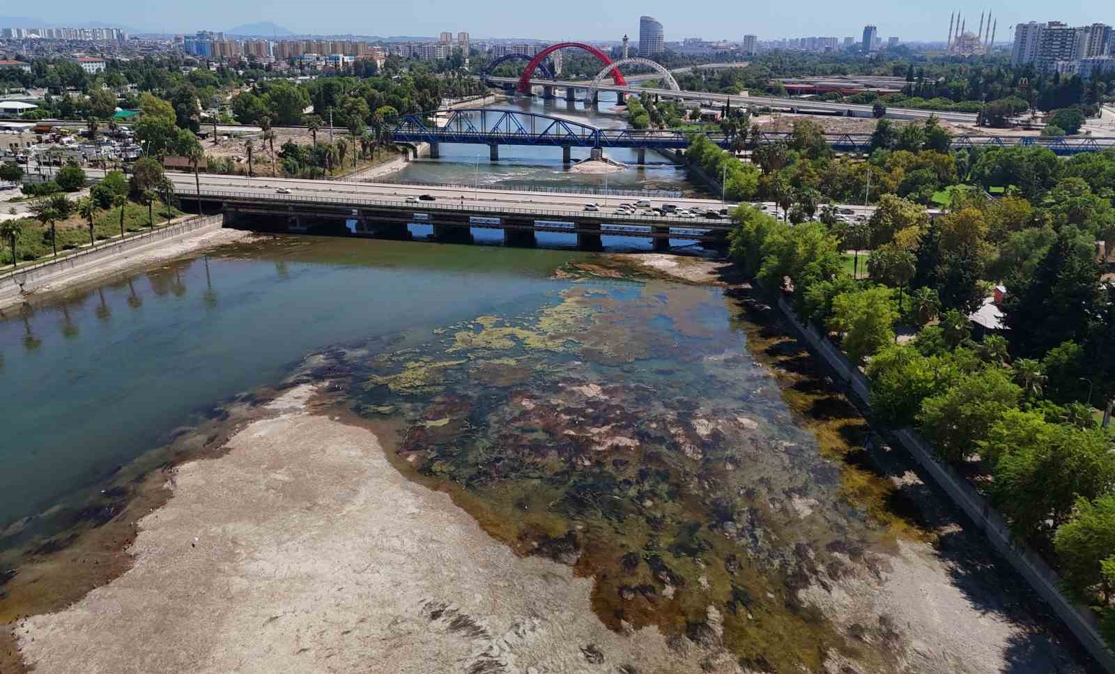 seyhan-nehri-nde-sular-cekildi-kirlilik-ortaya-cikti