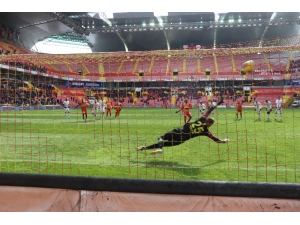 Süper Lig: Hes Kablo Kayserispor: 1 - Antalyaspor: 1 (İlk Yarı)