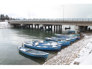 Beyşehir’de Balık Avına Soğuk Hava Molası