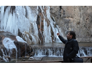 Gürpınar Şelalesi Buz Tuttu