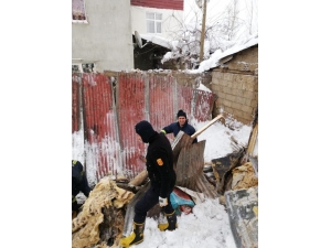 Van’da Ahırın Üzerine Çığ Düştü