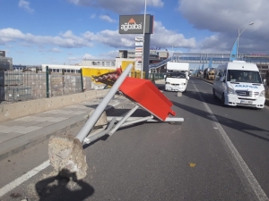 Malatya’da Fırtına Otobüs Durağını Yerinden Söktü