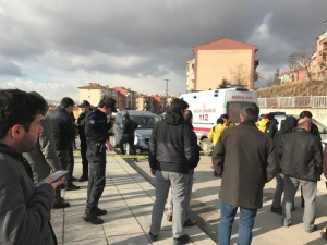 Kalbine Bıçak Saplanmış Şekilde Ölü Bulundu