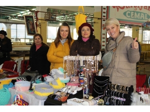 İzmir’de 200 Kadın Depremzedeler İçin El Emeklerini Satışa Sundu