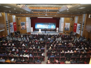 Melikgazi’de Söyleşi Ve Şiir Gecesine Büyük İlgi