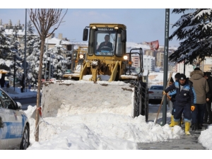 Nevşehir’de Cadde Ve Sokaklarda Kar Temizliği Çalışmaları Sürüyor