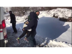 Kar Kolları Kapattı, Engelli Gencin İmdadına Şantiye Ekipleri Yetişti