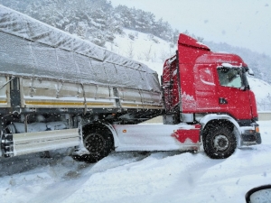 Karda Kayan Tır, Yolu Ulaşıma Kapattı