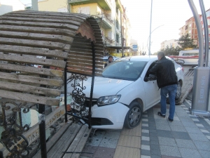Bisiklete Vurmamak İçin Otobüs Durağına Çarptı
