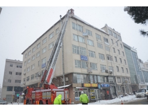 Çatıdaki Kar Kütlesi Kazaya Yol Açıyordu