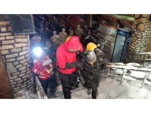 Van Gölü Kıyısında Donma Tehlikesi Geçiren Göçmenler Hastaneye Kaldırıldı