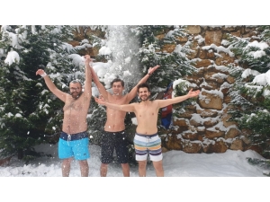 Üniversite Öğrencileri Karda Yüzdü