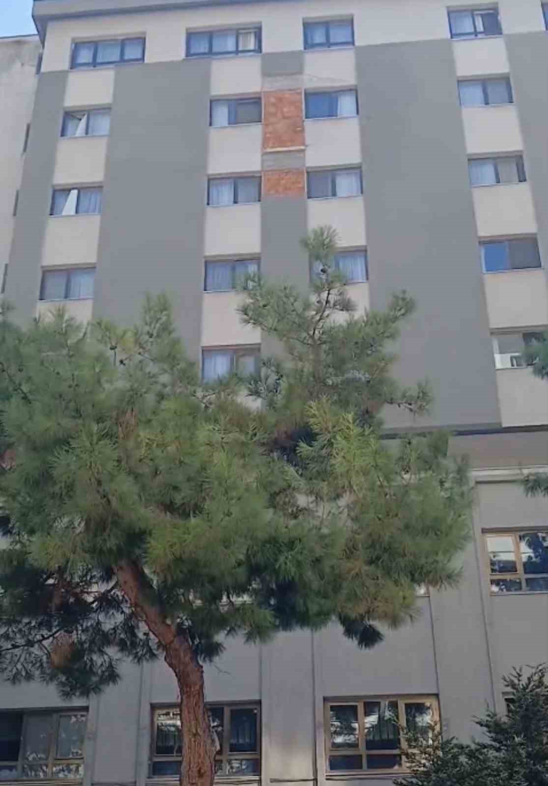 ogretmenevi-duvarindan-kopan-beton-parcalari-korkuttu