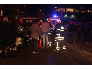 Otomobil Duran Araçlara Çarptı: 4 Yaralı