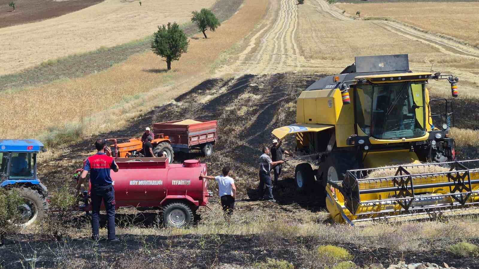 tarladaki-hasat-sirasinda-bicerdoverin-cikardigi-yangin-koyde-bekletilen-su-tankeriyle-sonduruldu