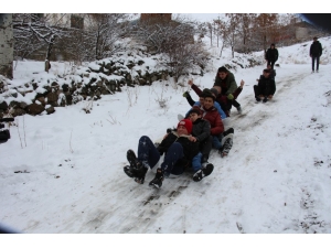 Çocuklar Poşetle Kayarak Karın Ve Tatilin Keyfini Çıkardı