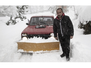 Kapanan Karlı Köy Yollarını Kendi Aracıyla Açıyor