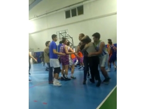 Basketbol Maçında Hakemlere Tekmeli Yumruklu Saldırı Kamerada