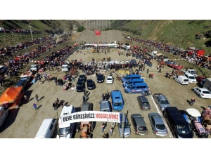 Kuyucak’ta Develer Depremzedeler Yararına Güreşti