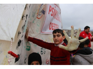 Destek Çadırları İle Depremzede Çocukların Gönüllerine Dokunuluyor