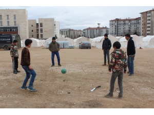 Çadırda Da Yaşasalar, Çocuklar Futboldan Vazgeçemiyor