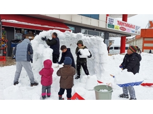 Herkes Kardan Adam Yaptı, Onlar Kardan Kale Yaptı