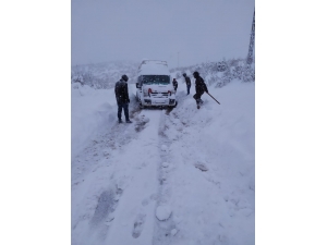 Karda Mahsur Kalan 15 Kişi Kurtarıldı