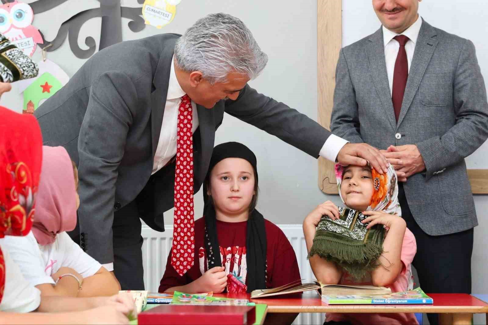 vali-makas-kultur-mahallesi-nde-ogrencilerle-bulustu