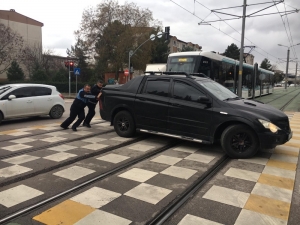 Yolda Aracı Bozulan Vatandaşa Zabıta Yardım Eli Uzattı