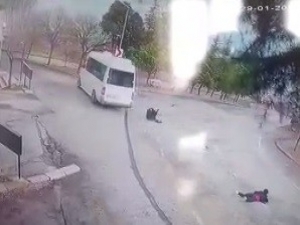 Freni Boşalan Minibüsten Atlayan Kadın Hastanede Yaşam Mücadelesi Veriyor