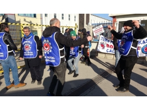 Bursa’da İşçiler Şalter Kapatıp Greve Gitti