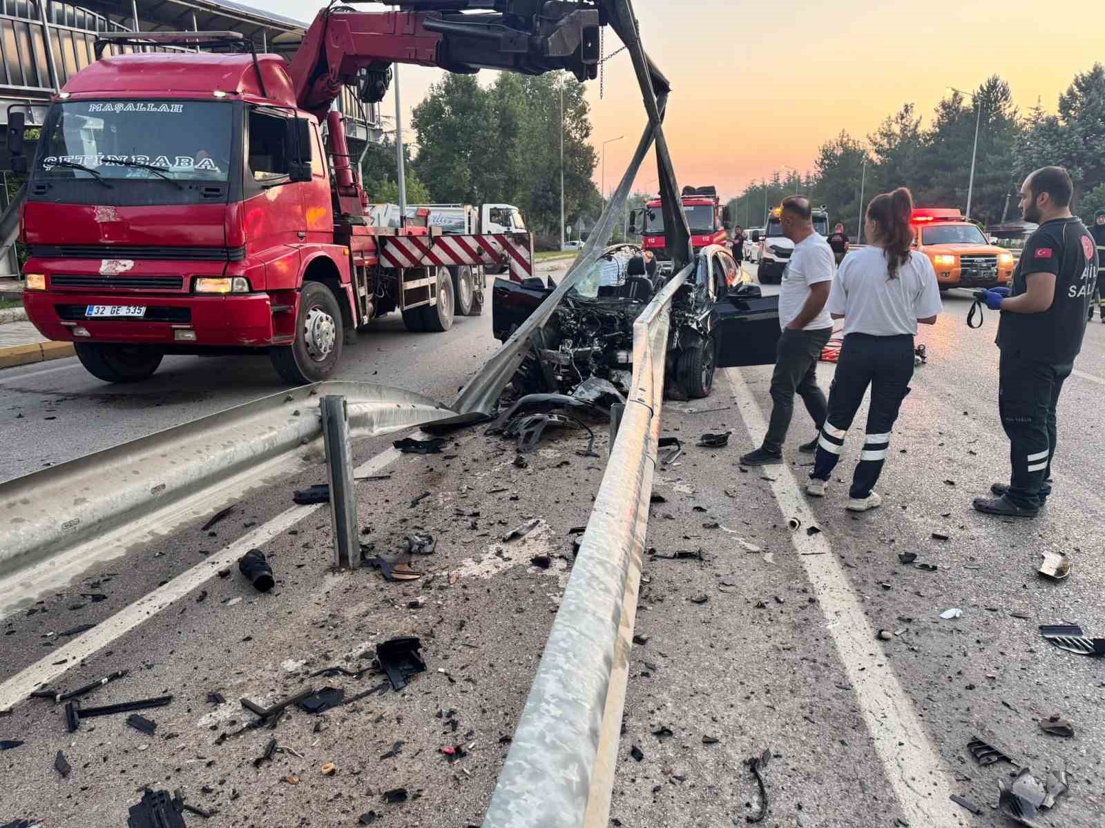 isparta-da-feci-kaza-bariyerlere-carpan-otomobilin-surucusu-hayatini-kaybetti