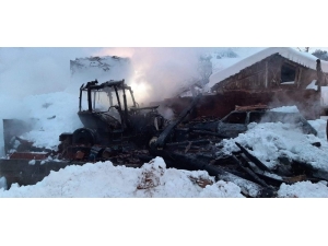 Kastamonu’da Çıkan Yangın Traktör Ve Otomobili Kül Etti