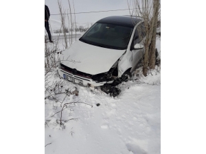 Buzda Kayan Otomobil Şarampole Yuvarlandı