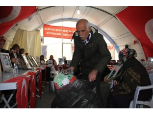 Hdp Önündeki Aileler Ördükleri Atkı Ve Bereleri Depremzedelere Gönderdi