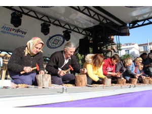 En Çok Bademi Kırmak İçin Yarıştılar