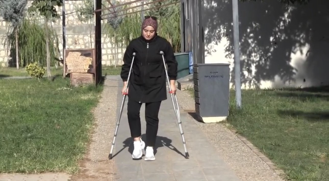 20-yasinda-hayati-karardi-yanlis-ameliyatla-sagligindan-oldu-simdi-yuruyebilmek-icin-destek-bekliyor