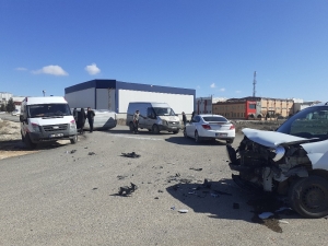 Ticari Araç İle Minibüs Çarpıştı 2 Yaralı